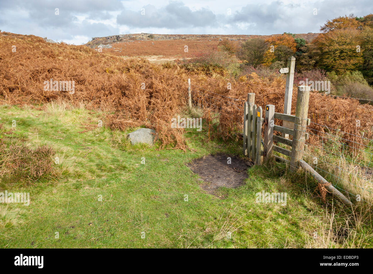 Cancello in legno, segnaletica e la guida su un percorso in corrispondenza del bordo di Hathersage Moor sul Yorkshire Derbyshire frontiera, Parco Nazionale di Peak District, England, Regno Unito Foto Stock