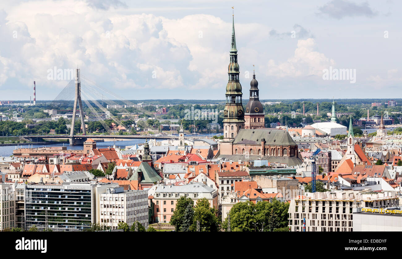 Il centro storico con la Chiesa di San Pietro, cattedrale, Vanšu-Bridge, Riga, Lettonia Foto Stock