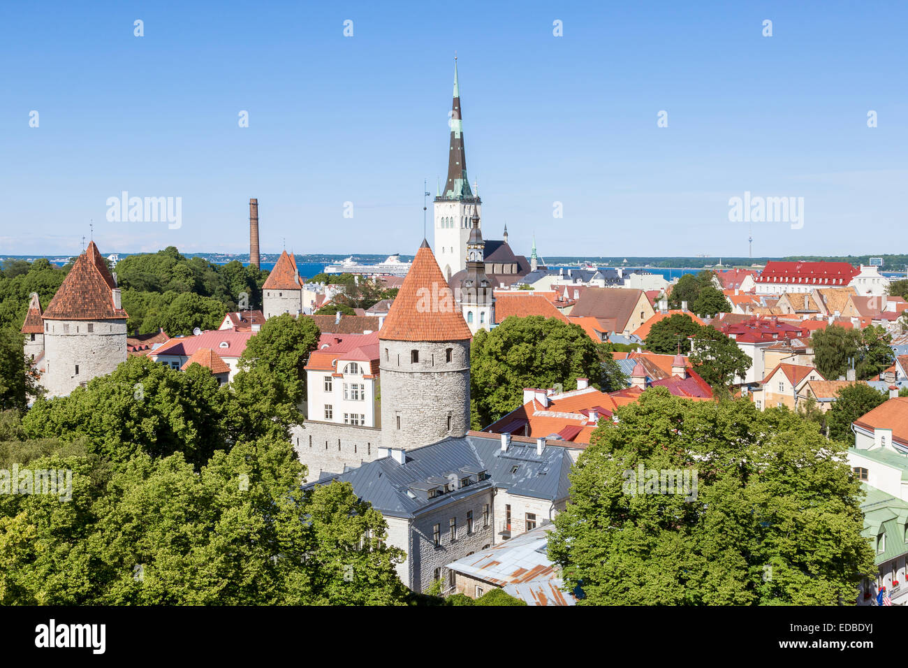 Vista dalla collina di Toompea sulla parte inferiore della città, la città vecchia con la San dell'Olaf o chiesa di Oleviste kirik Foto Stock