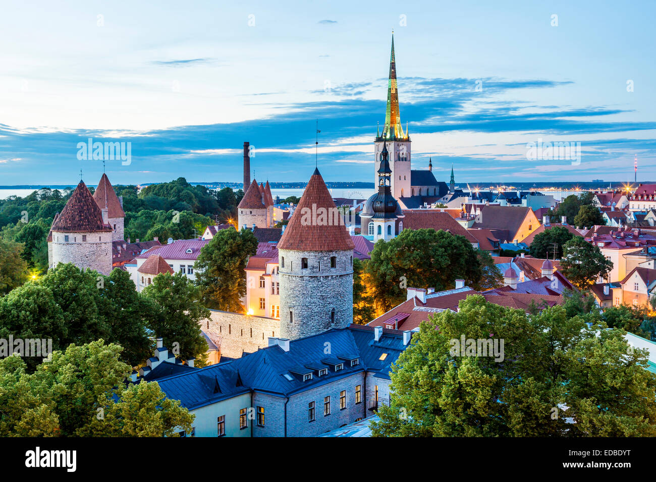 Vista dalla collina di Toompea sulla parte inferiore della città, la città vecchia con la San dell'Olaf o chiesa di Oleviste kirik e le torri della parete della città Foto Stock