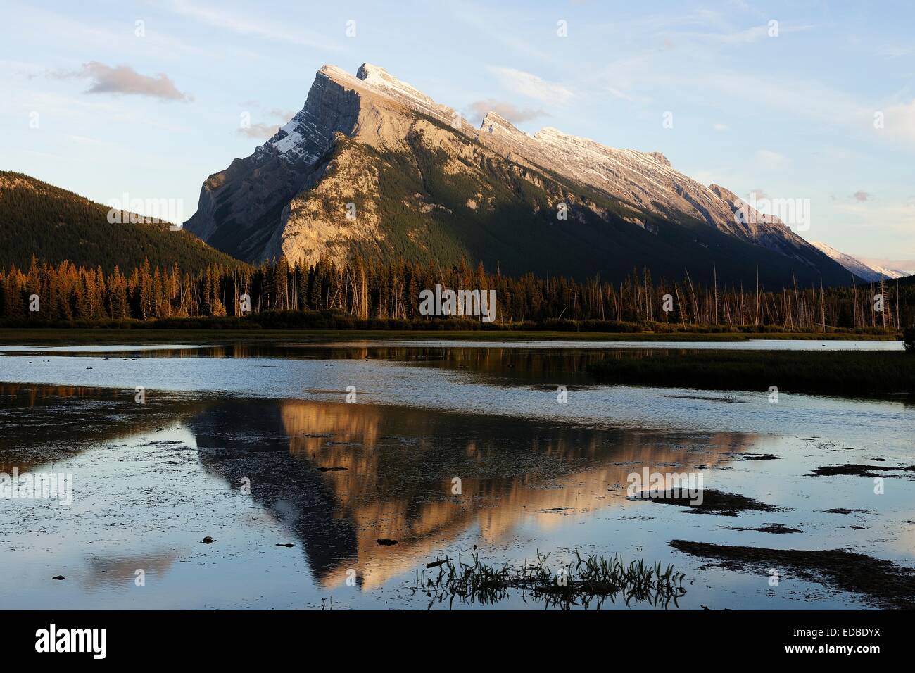 Mount Rundle con la riflessione in Vermiglio laghi, il Parco Nazionale di Banff, Alberta, Canada Foto Stock