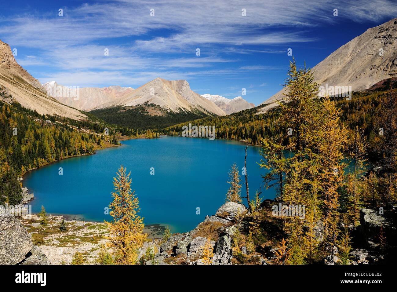 Montagne rocciose con il turchese Skoki Lago in autunno, il Parco Nazionale di Banff, Alberta, Canada Foto Stock