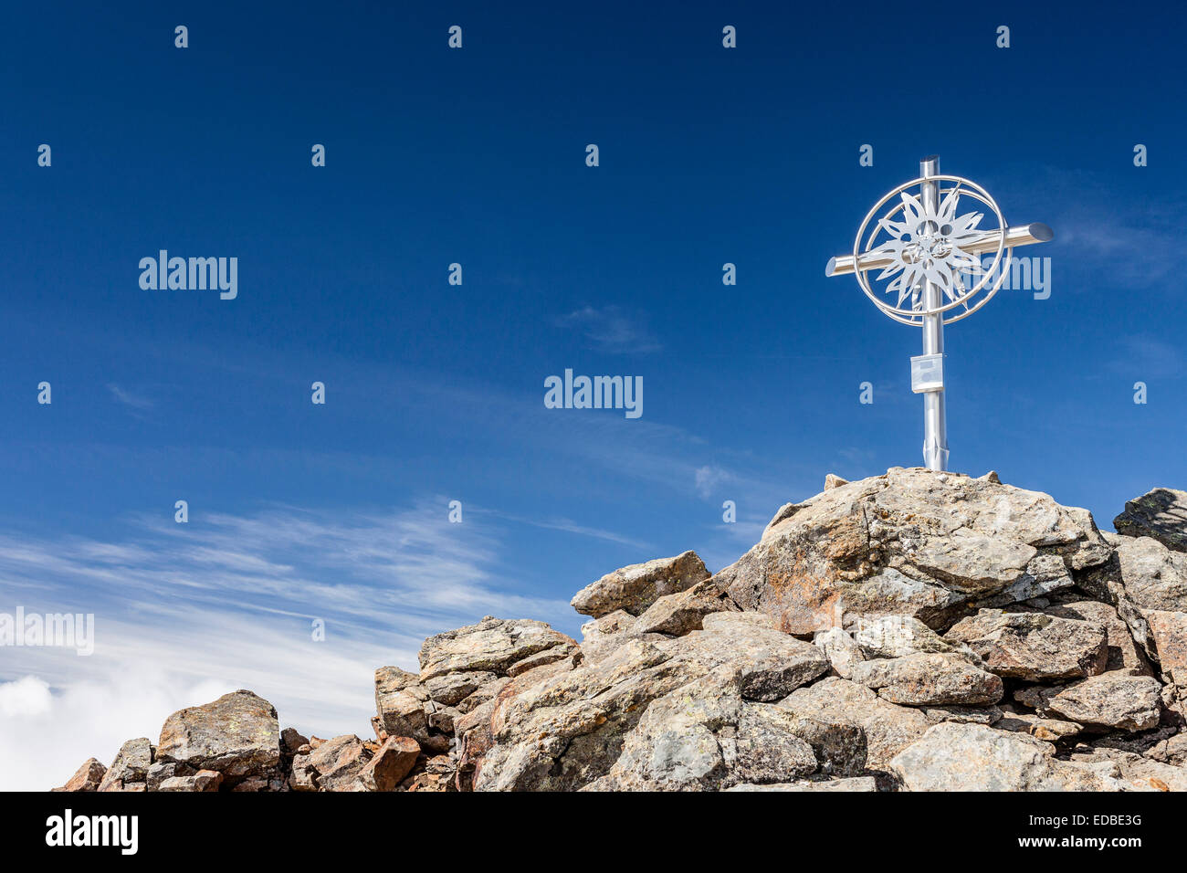 Vertice di croce sulla Schneespitz nella valle Pflerscher, Innerpflersch, Wipptal, Brennero, Valle Isarco, Provincia del Sud Tirolo, Italia Foto Stock