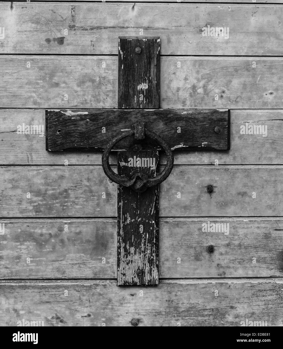 Weathered croce su una parete in legno Foto Stock