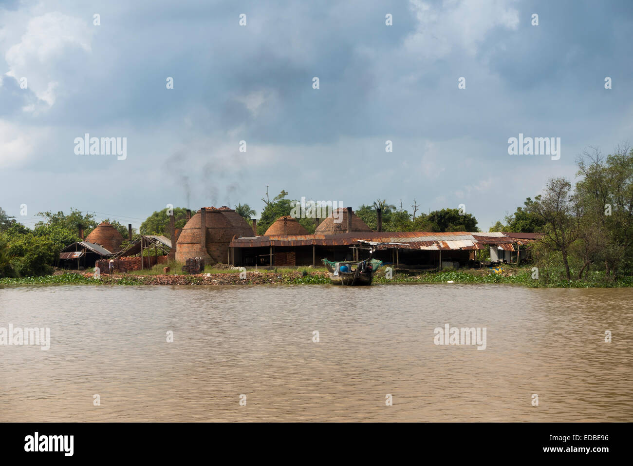 Carboni Ardenti nel Delta del Mekong, Can Tho, Vietnam Foto Stock