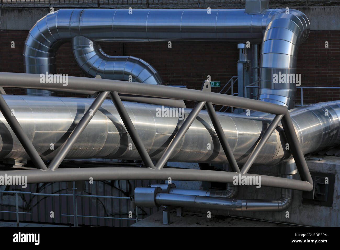 Teleriscaldamento sulla pipeline pipeline un ponte al di sopra della nave Berlin-Spandau Canal, Moabit Power Plant, Moabit, quartiere Mitte Foto Stock