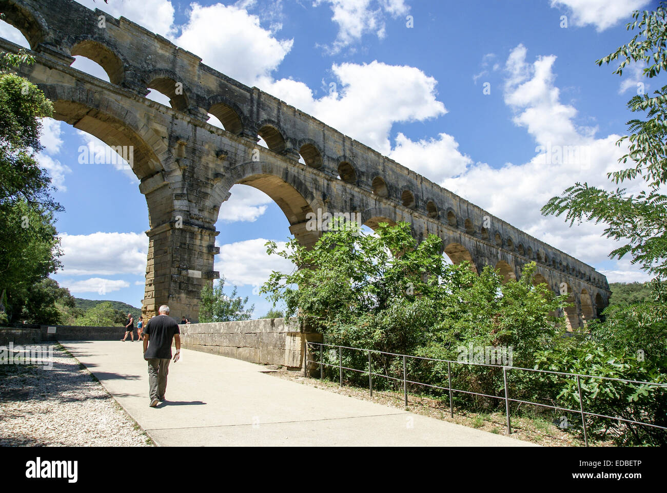 L acquedotto romano oltre il fiume Gardon, Pont du Gard, Provenza, Francia Foto Stock