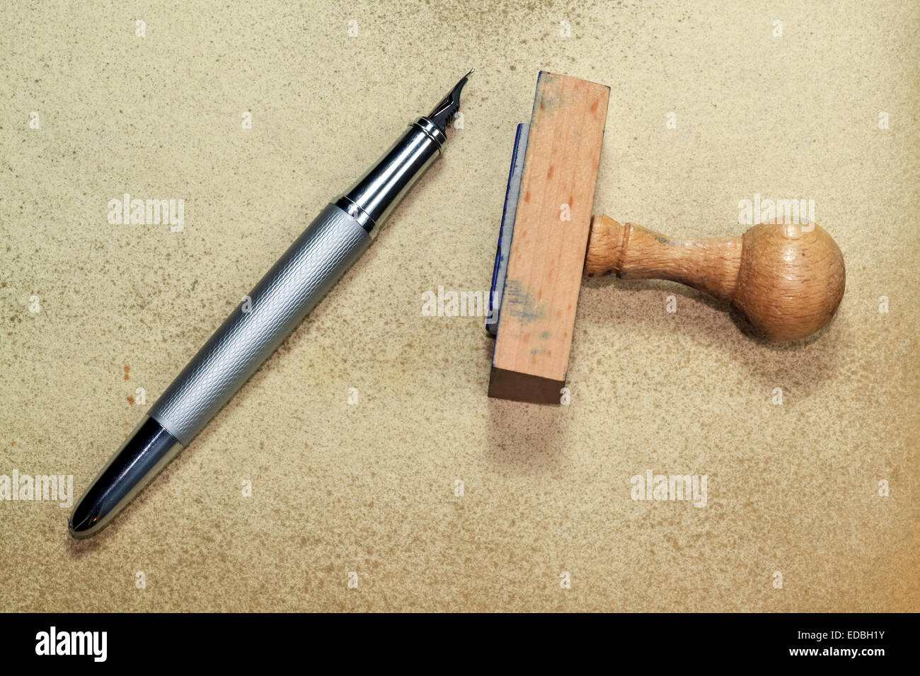 Legno timbro di gomma e inky pen su sfondo grungy Foto Stock