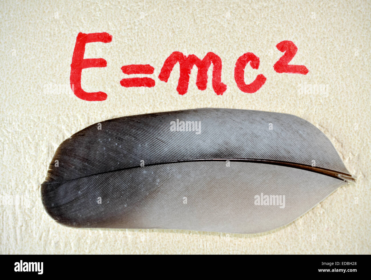 Famosa formula fisica su una vivace sfondo rosso Foto Stock