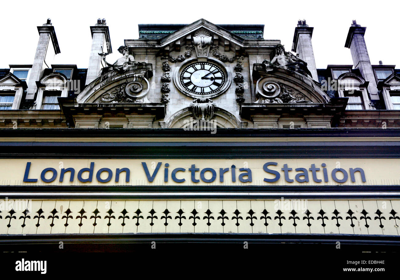 La stazione di London Victoria che riflette l'architettura vittoriana Foto Stock