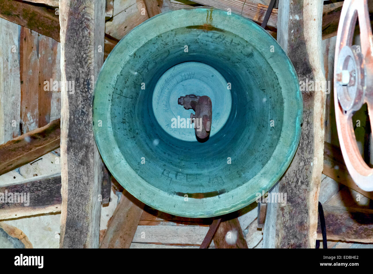Il vecchio campanile della chiesa visto dalla prospettiva di fondo Foto Stock