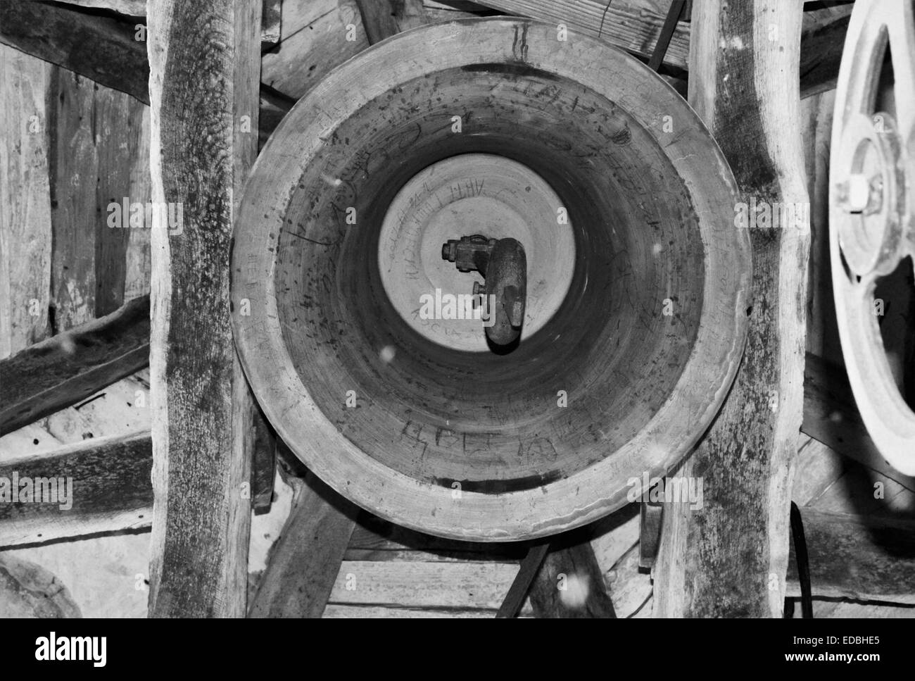Il vecchio campanile della chiesa visto dalla prospettiva di fondo BW Foto Stock