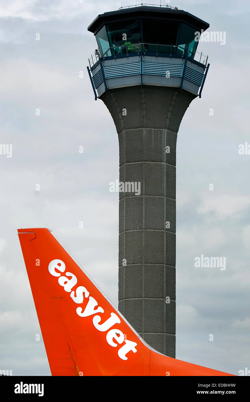 Il tailfin di un piano EasyJet all'Aeroporto di Luton a Londra. Foto Stock