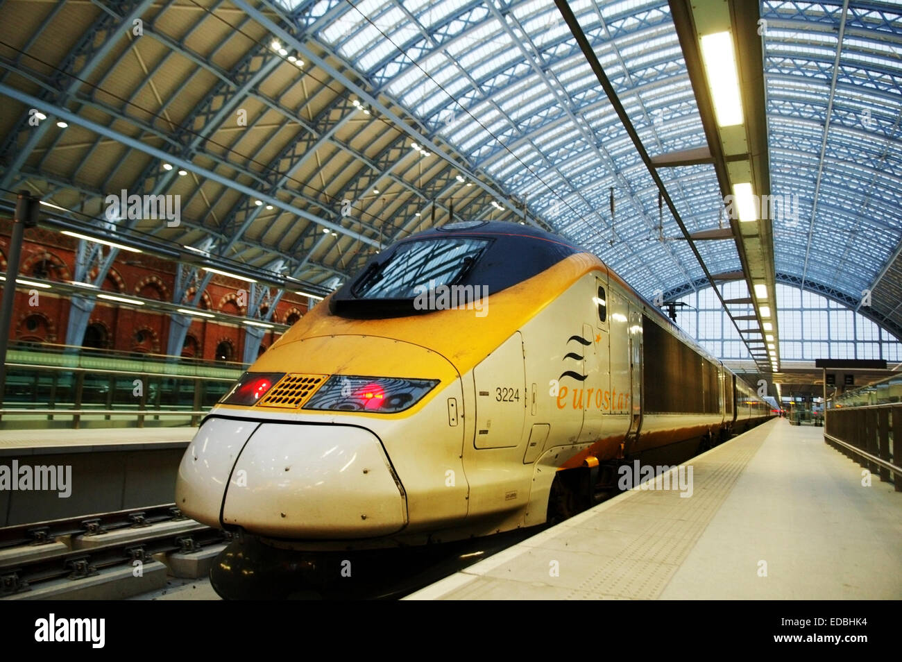 Un treno Eurostar St Pancras International stazione ferroviaria, Londra. Foto Stock