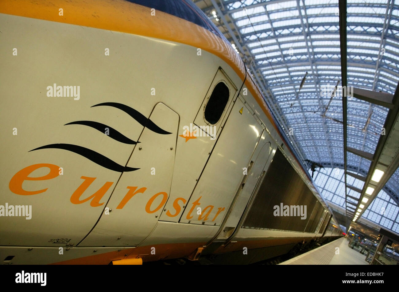 Un treno Eurostar St Pancras International stazione ferroviaria, Londra. Foto Stock