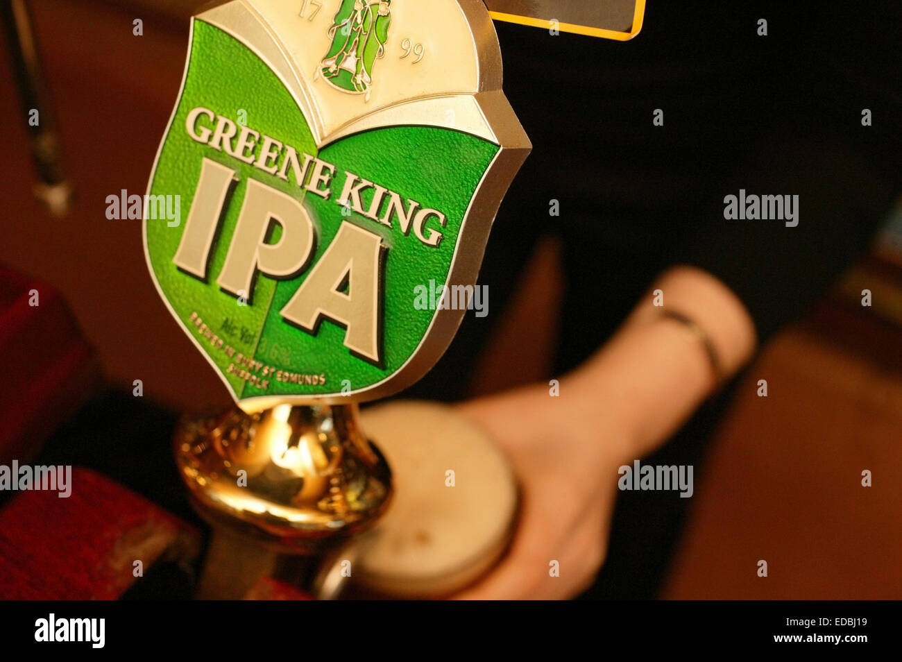 La figura mostra una pinta della Greene King IPA essendo servito presso un pub di Londra. Foto Stock