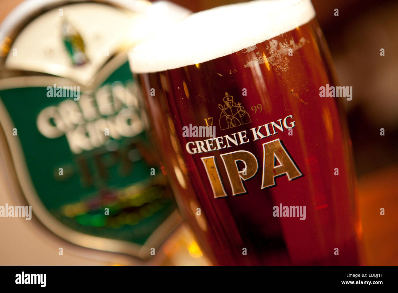 Una pinta della Greene King IPA in un vetro di marca. Foto Stock