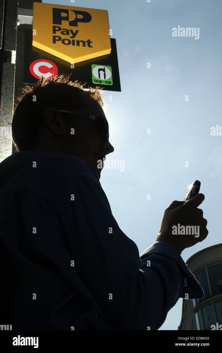 Esterno di un edicola recanti il marchio PayPoint e agevolazione di pagamento. Foto Stock