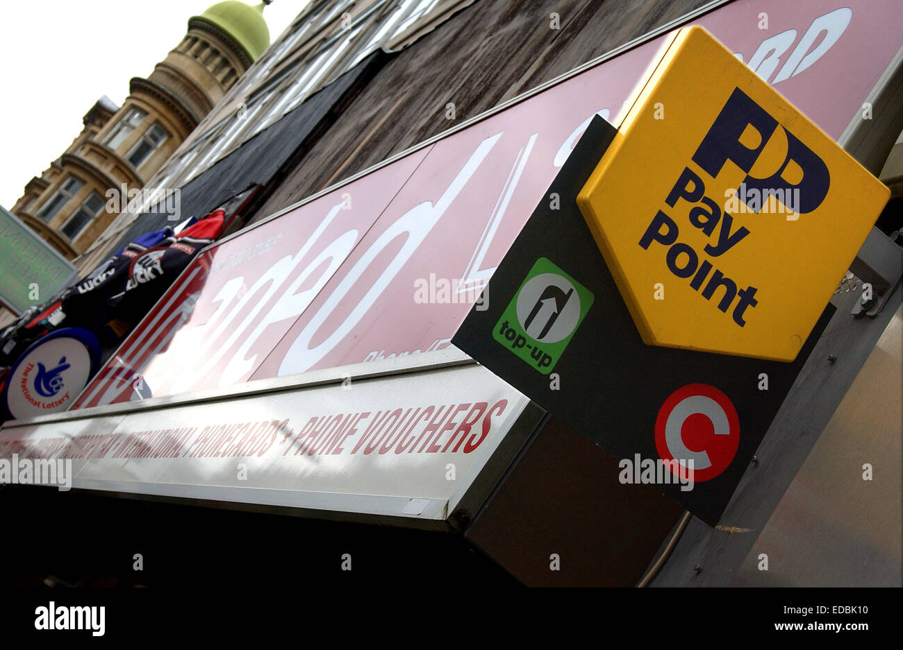 Esterno di un edicola recanti il marchio PayPoint e agevolazione di pagamento. Foto Stock