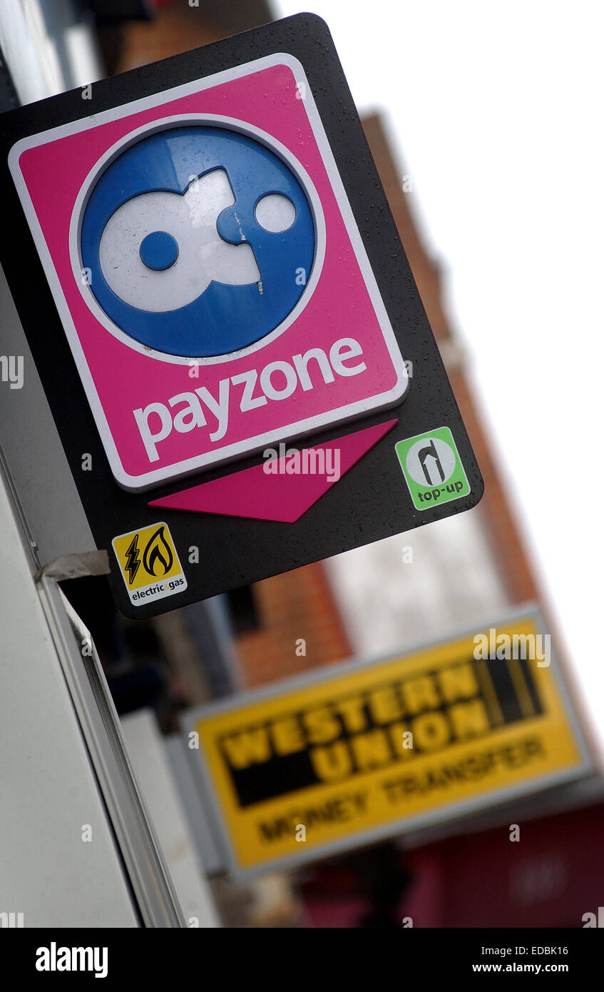 Esterno di un edicola recanti il marchio Payzone e agevolazione di pagamento. Foto Stock