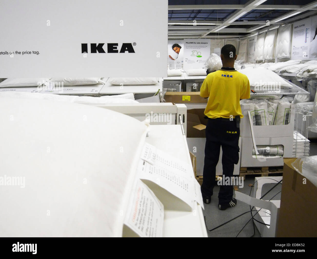 Un empoloyee Ikea lavora nel morbido dipartimento di arredamento. Foto Stock
