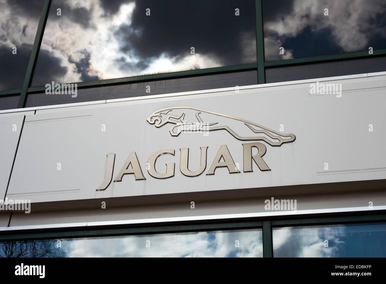 Jaguar segno sulla parte anteriore di una concessionaria in Cambridge Foto Stock
