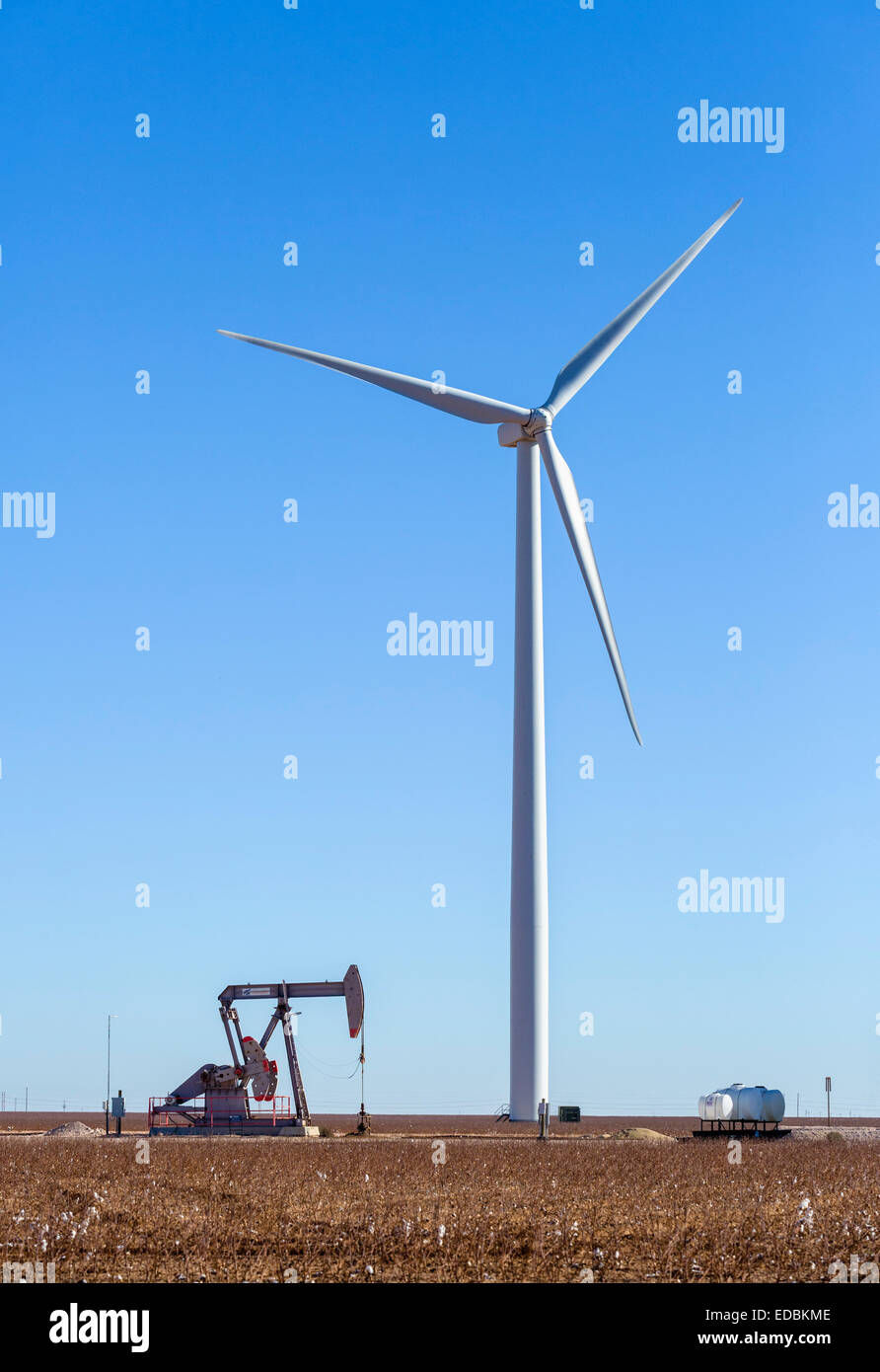 Olio bene accanto ad una turbina eolica al di fuori di Midland, Texas, Stati Uniti d'America Foto Stock