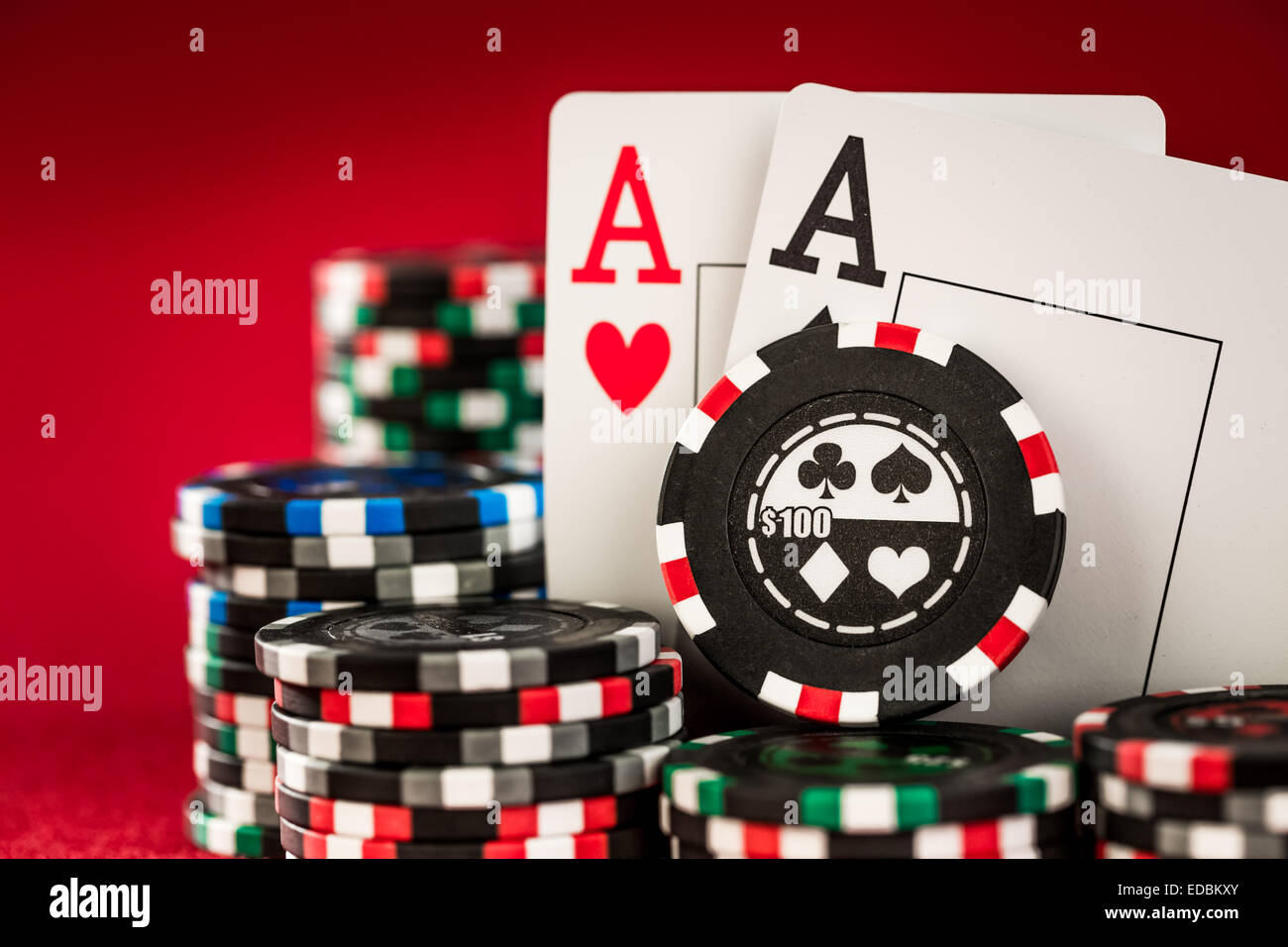 Pila di chip e due assi sul tavolo sul rosso baíz - gioco del poker concetto Foto Stock