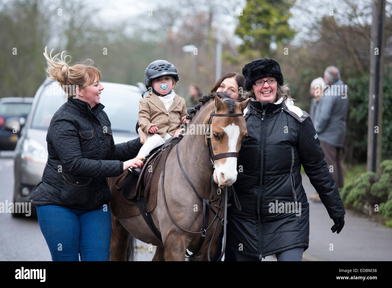 L annuale Boxing Day Hunt che avvengono nel mercato Bosworth, Leicestershire. Nella foto, un bambino con fantoccio a cavallo Foto Stock