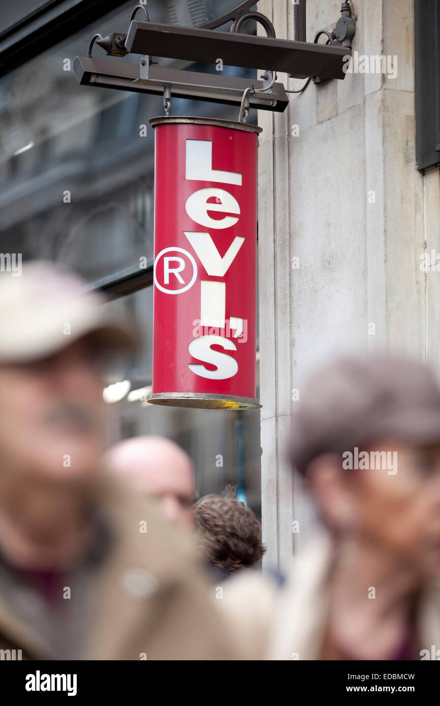 Le persone camminare davanti a un negozio di Levi nel centro di Londra. Foto Stock