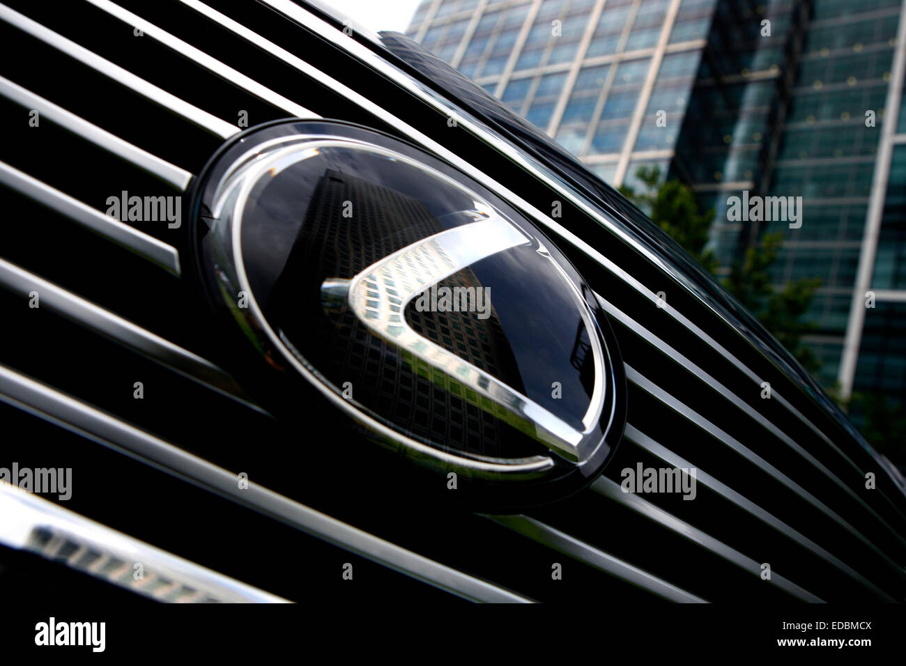 La figura mostra un altamente lucidato Lexus a Canary Wharf, Londra. Con l'emblema che riflette la One Canada Square edificio. Foto Stock