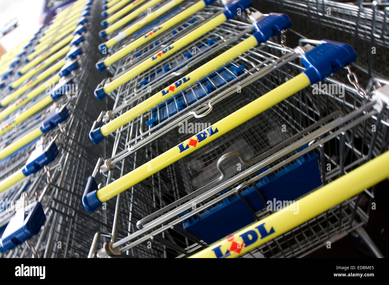 Immagine illustrativa del supermercato LIDL trollies Foto Stock