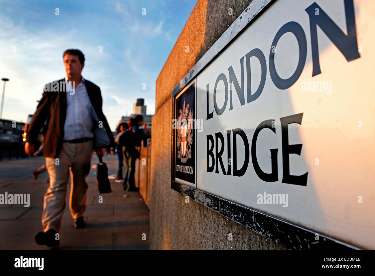 Un uomo sta camminando sul Ponte di Londra Foto Stock