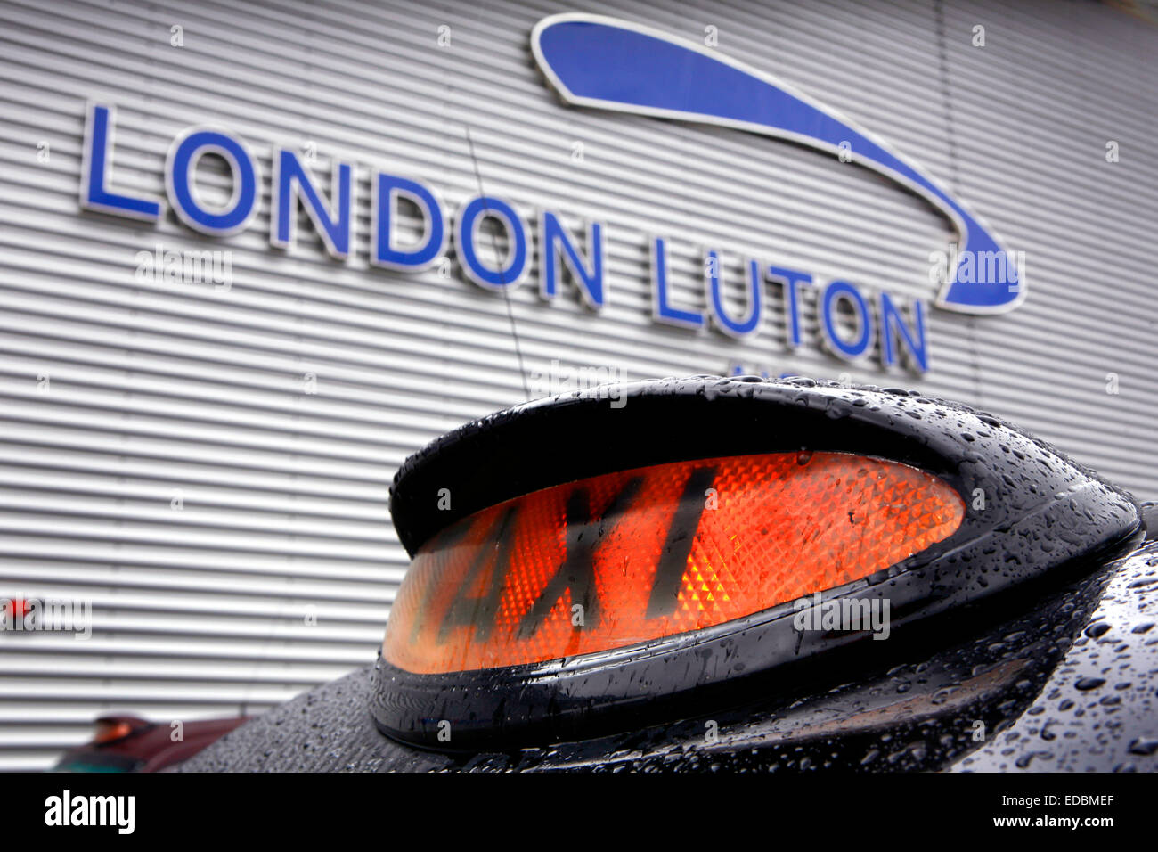 Vacante il taxi attende i clienti da Luton International Airport a Londra Foto Stock