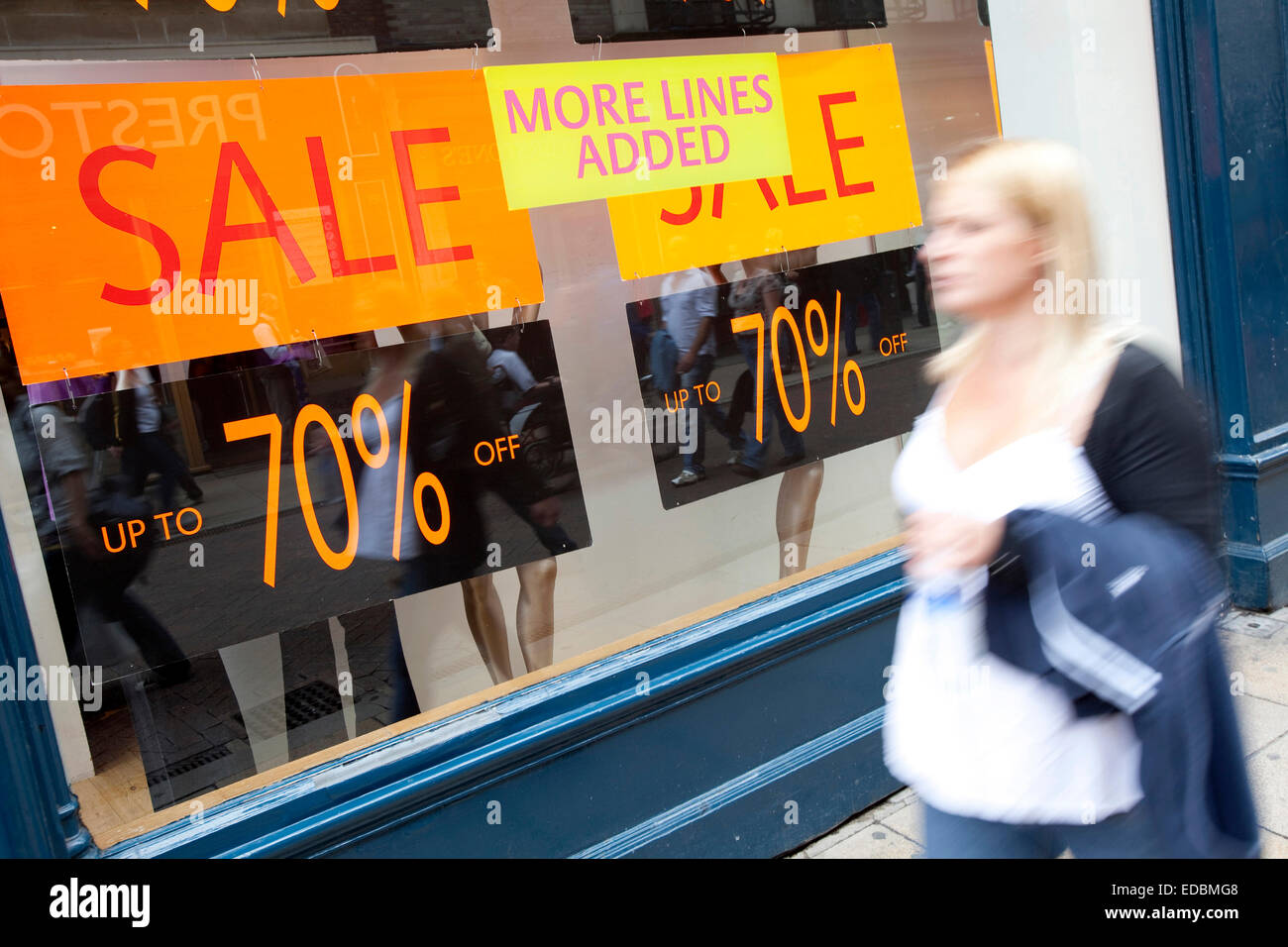 Una persona cammina passato un segno di vendita di Cambridge. Foto Stock