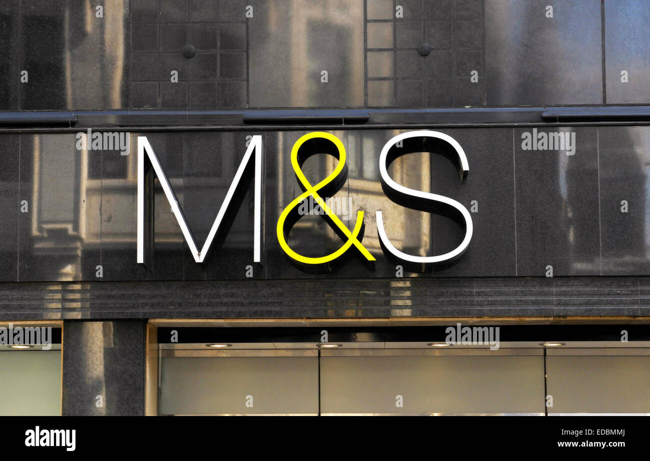 Branding esterno su un Marks & Spencer negozio di fronte. Foto Stock
