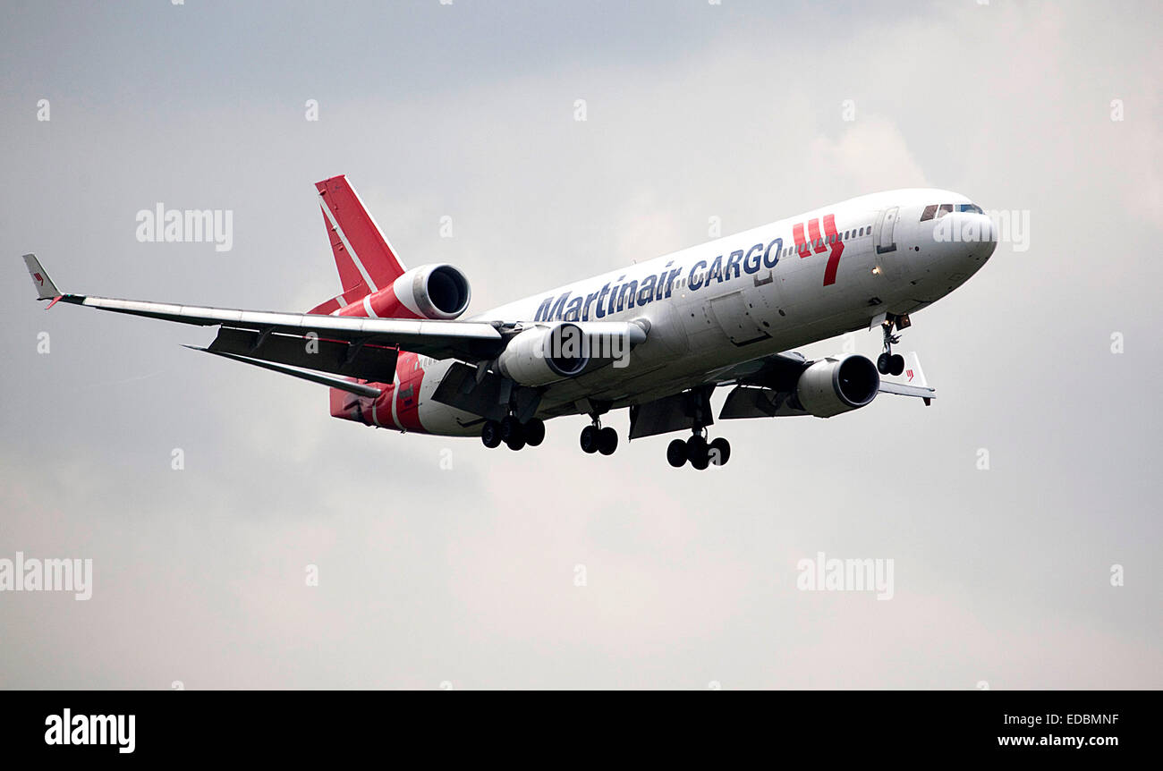 Un Martinair cargo aereo si prepara ad atterrare a Londra Stansted, Essex. Foto Stock