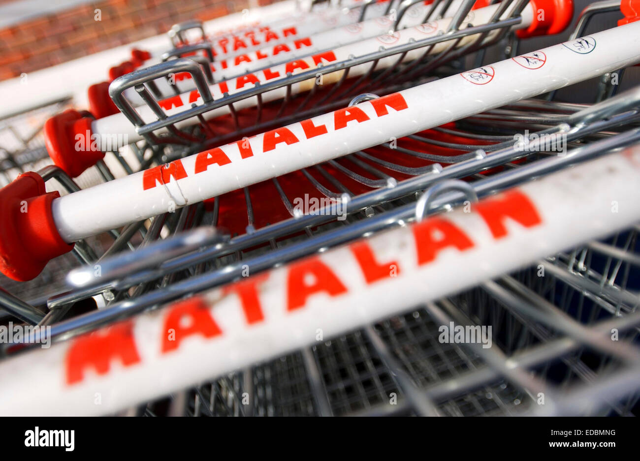 Immagine mostra Matalan carrelli di marca. Foto Stock