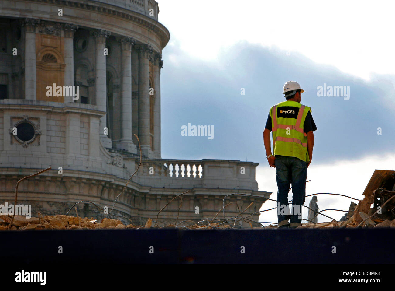 Mc Gee costruttori lavorano nella città, con la vista di St Pauls alla Cattedrale Foto Stock