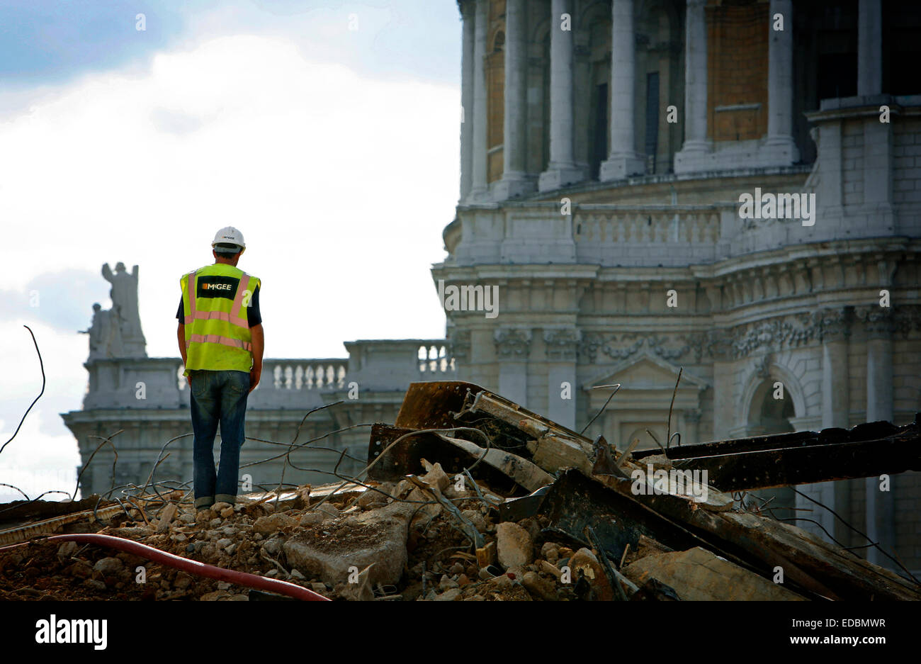 Mc Gee costruttori lavorano nella città, con la vista di St Pauls alla Cattedrale Foto Stock