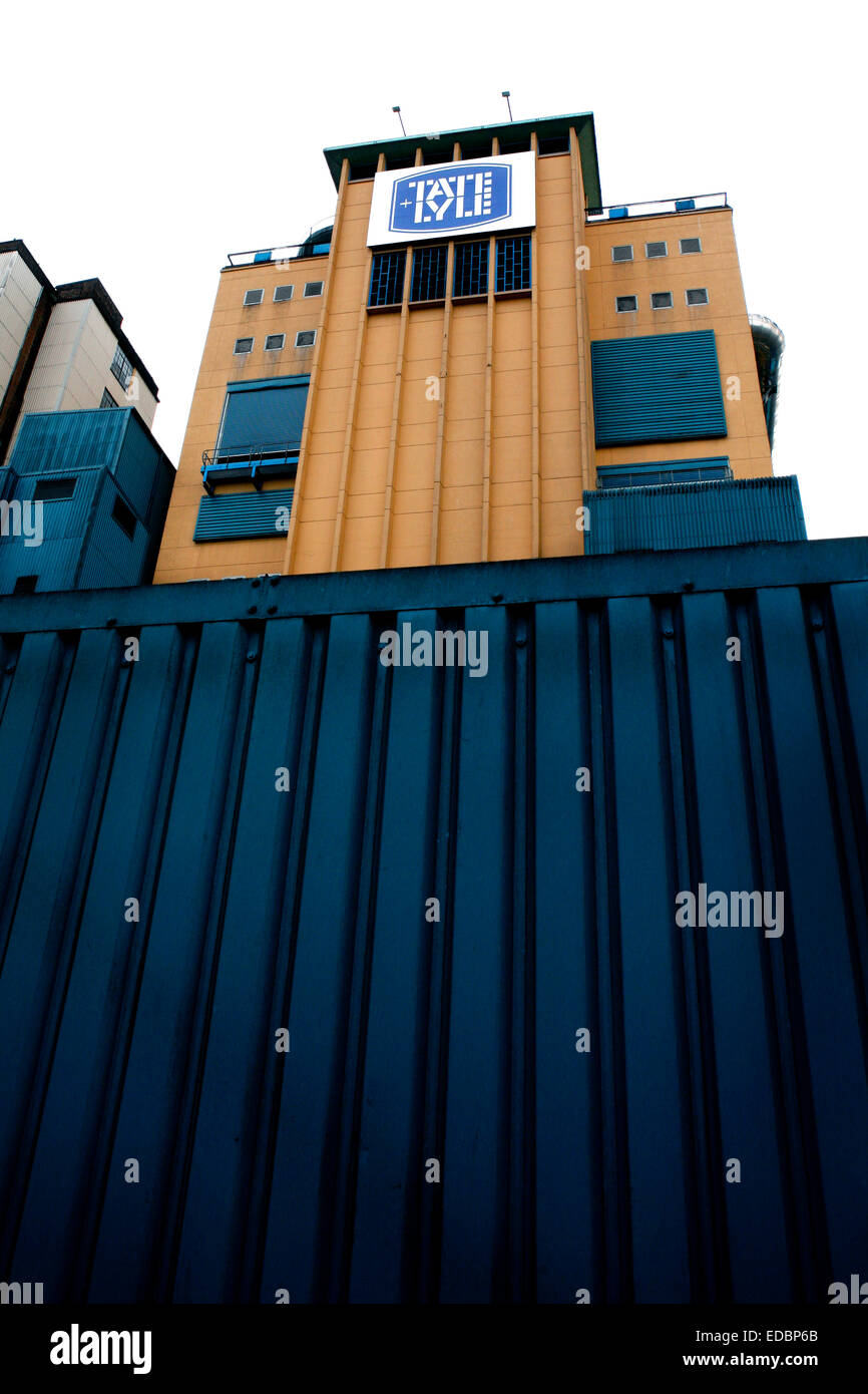 Vista della Tate & Lyle in fabbrica a Londra con il compnay il segno. Foto Stock