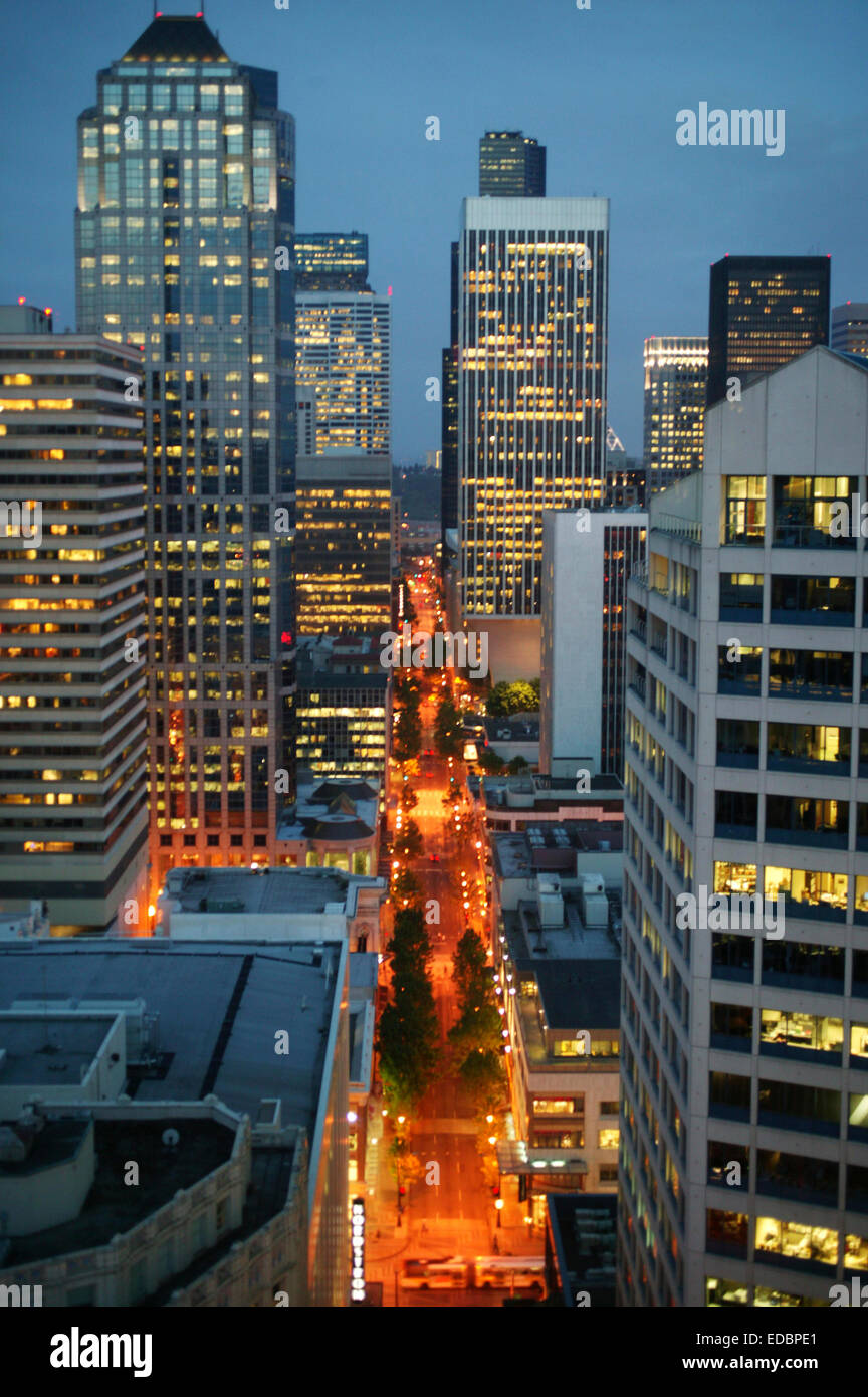 Seattle, WA. Seattle Skyline inclusi US Bank Center di notte. Foto Stock