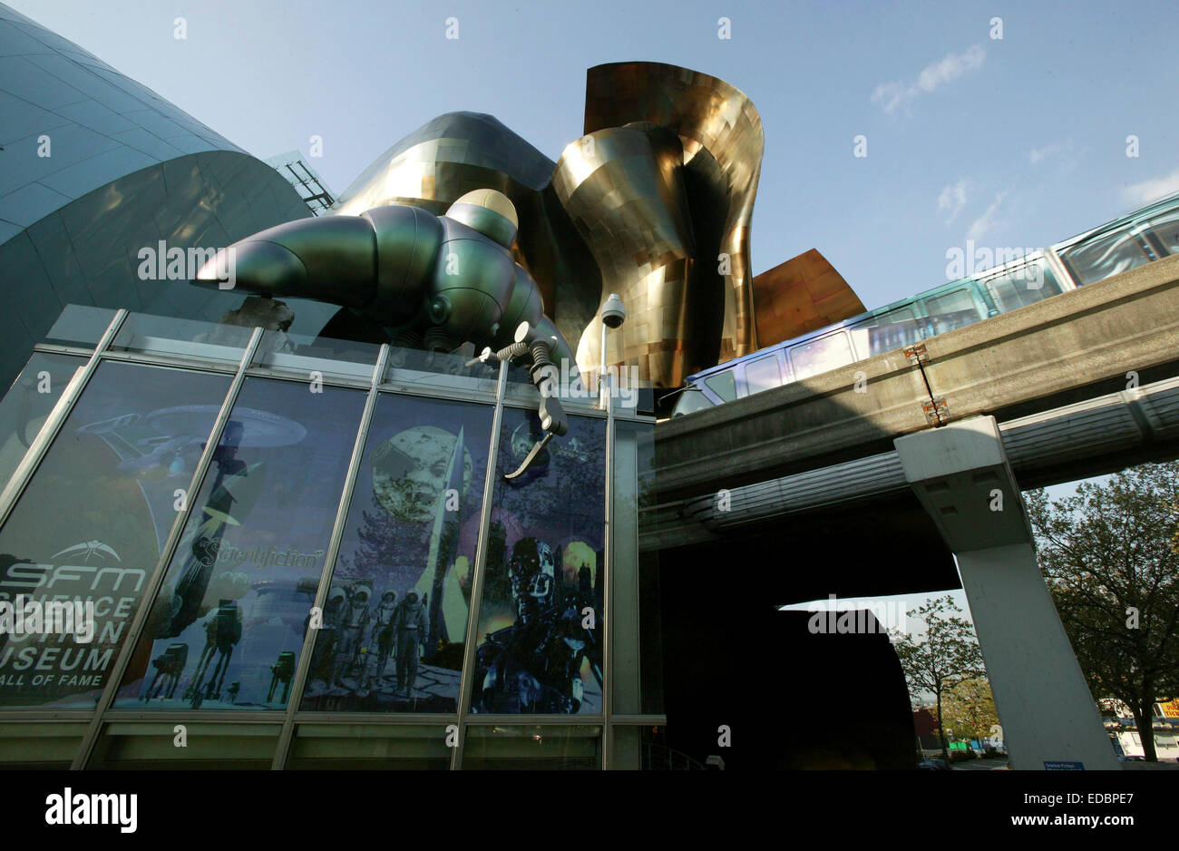 Seattle, WA, la monorotaia entrando nel Museo della Fantascienza. Foto Stock