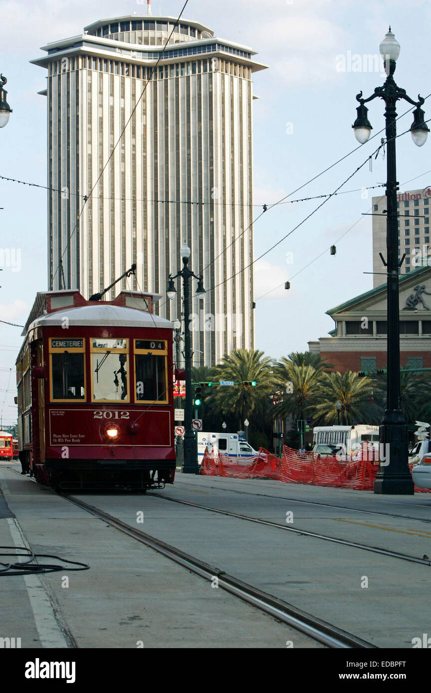A New Orleans il tram con il World Trade Center in background in New Orleans. Foto Stock
