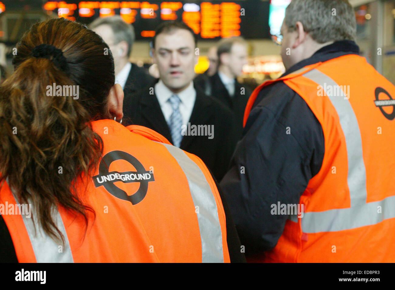 La metropolitana di Londra personale presso la stazione di Euston e aiutare confusi pendolari. Foto Stock