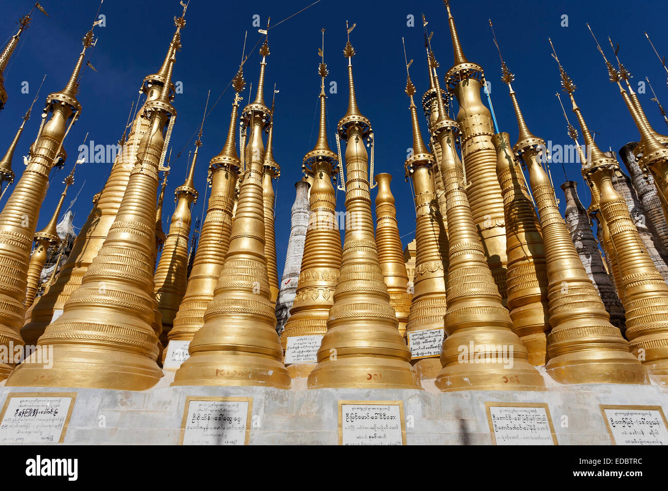 Pagode, stupa dorato, vicino Indein, Stato Shan, Myanmar Foto Stock