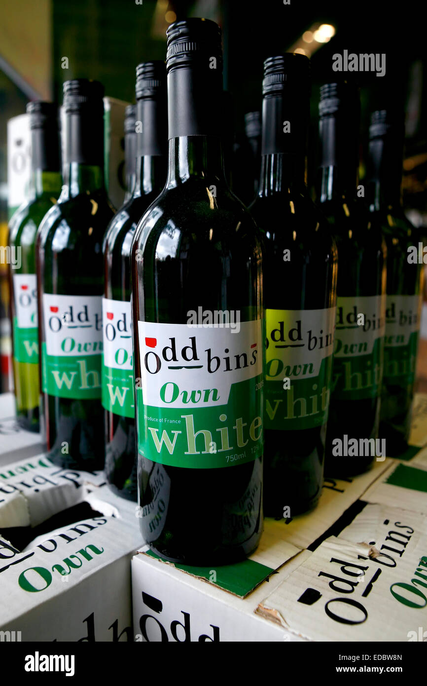 Scomparti di dispari' proprio marchio di vino bianco sul display in un negozio. Foto Stock