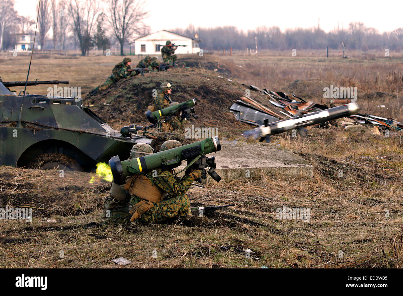 Marines americani fire una spalla ha lanciato la MGF-148 Javelin anti-missile serbatoio durante una formazione congiunta workshop con soldati moldavo Dicembre 12, 2014 in Balti, Moldavia. è sparato durante il coordinato assalto simulato alAnti-Armor officina di Balti, Moldavia. Foto Stock