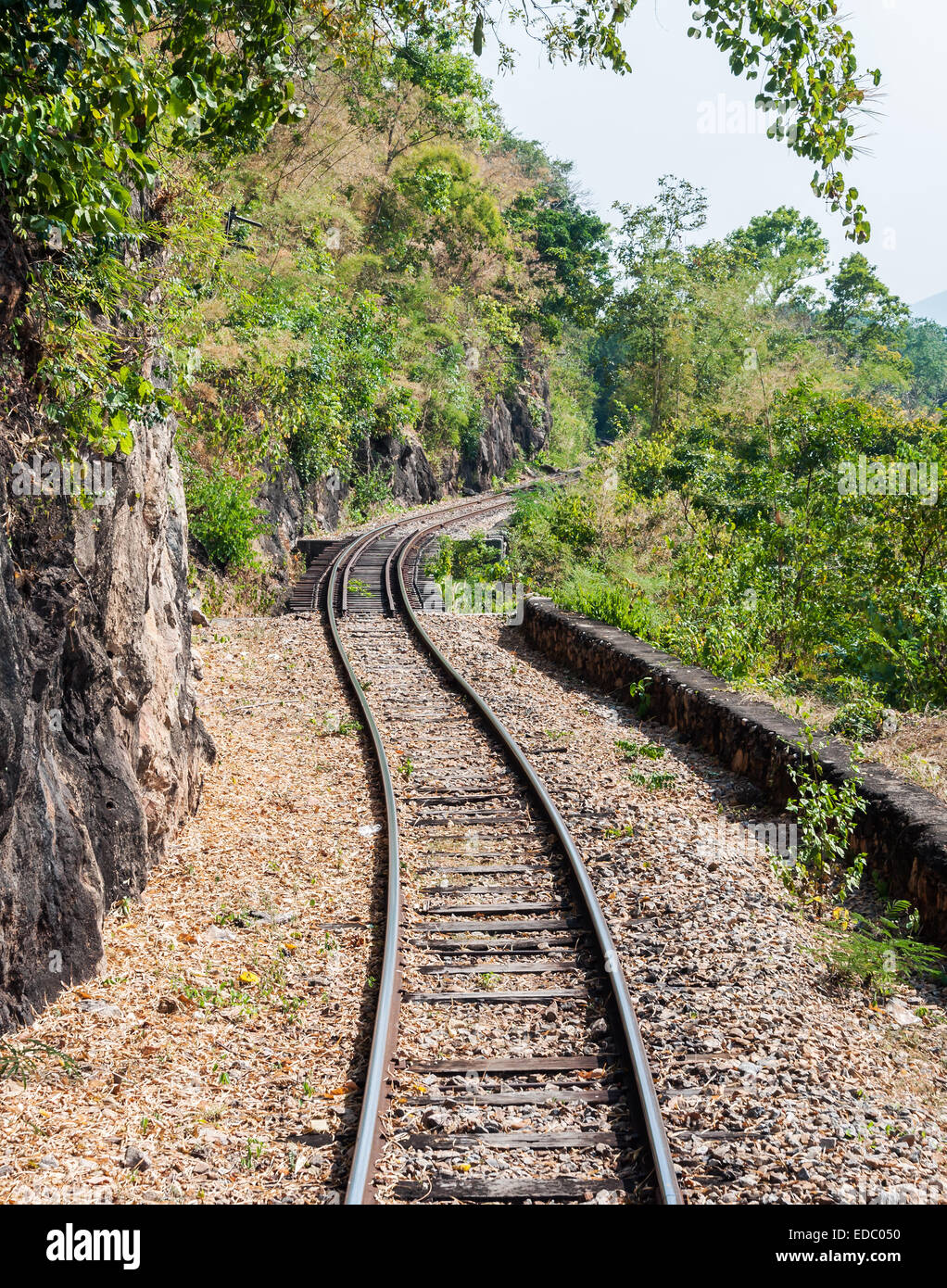 Vecchia linea ferroviaria che passa sulla montagna alta. Foto Stock