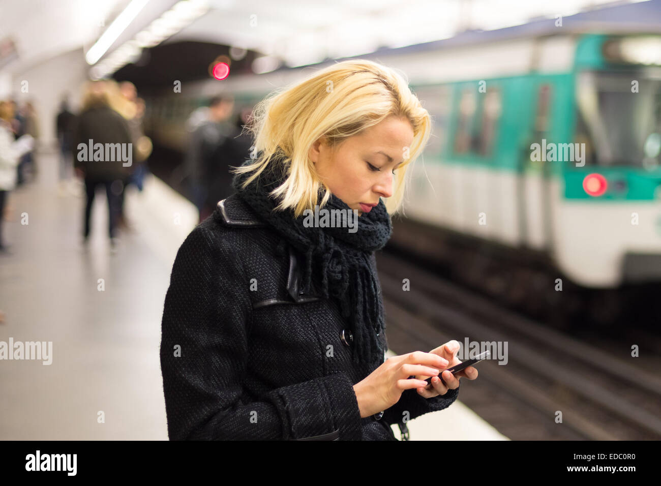 La donna a una stazione della metropolitana. Foto Stock